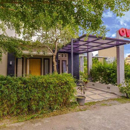 Montongbuwoh Oyo 2284 Grand Villa Meninting מראה חיצוני תמונה